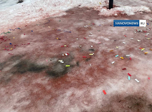 С плитки на площади в Наволоках слезает краска 